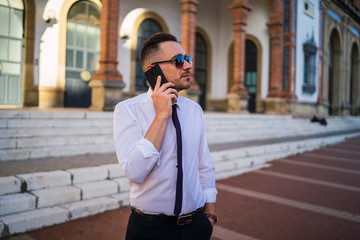 Fototapeta premium Joven apuesto hombre de negocios