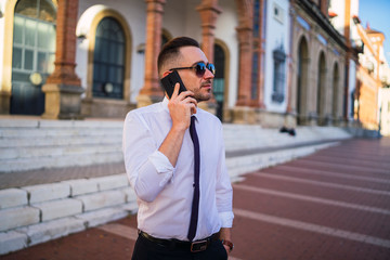Obraz premium Joven apuesto hombre de negocios