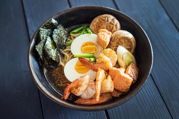 ramen with shrimps and vegetables