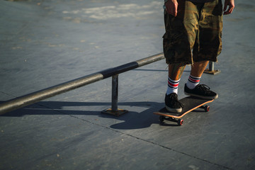 Chico joven con perilla y mascarilla en skate park