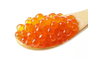 スプーンに乗ったいくらの醤油漬け　Salmon roe (Japanese red caviar)