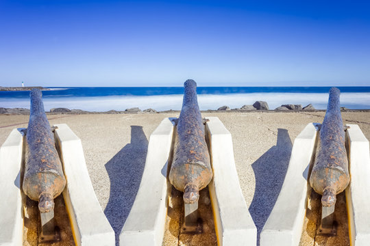 Vieux Canons sur jet&eacute;e du port de Saint-Pierre, &icirc;le de la R&eacute;union 