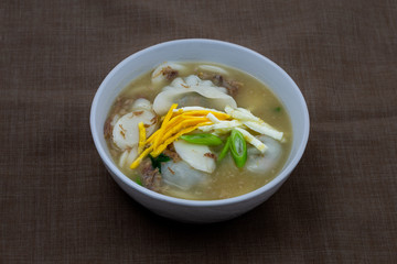 Korean food rice cake and Dumpling Soup, Sagol Tteok Mandu Guk