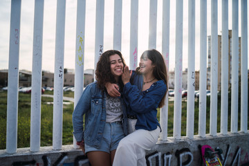 Pareja de amigas patinando 