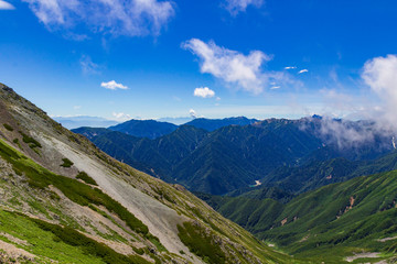 【北アルプス・立山】登山道から望む 富士山と北アルプス・南アルプスの山々