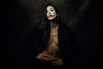 Chica joven maquillada en sesion de estudio fine art estilo dark