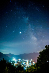 街灯りと星空と