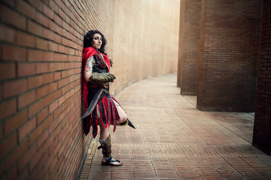 Chica joven guapa disfrazada de personaje d evideojuego