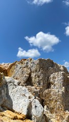 硬い岩の模様と綺麗な青空の風景