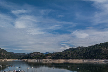 Fototapeta na wymiar krajobraz góry rzeka niebo chmury woda łódki jachty lato 