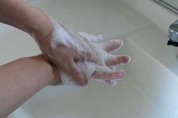 石鹼で手洗い
