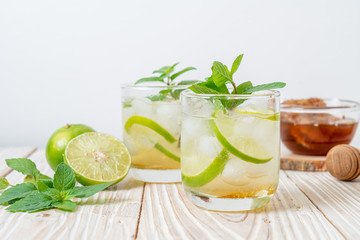 Fototapeta premium iced honey and lime soda with mint