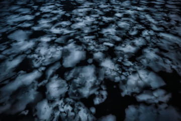 Obraz premium pęknięty tekstury lodu, streszczenie tło sezonowe zimowe zimno, lód naturalny, lód łamany na jeziorze