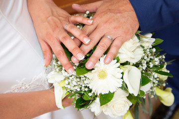 Obraz na płótnie Canvas groom man and bride woman hands with wedding rings