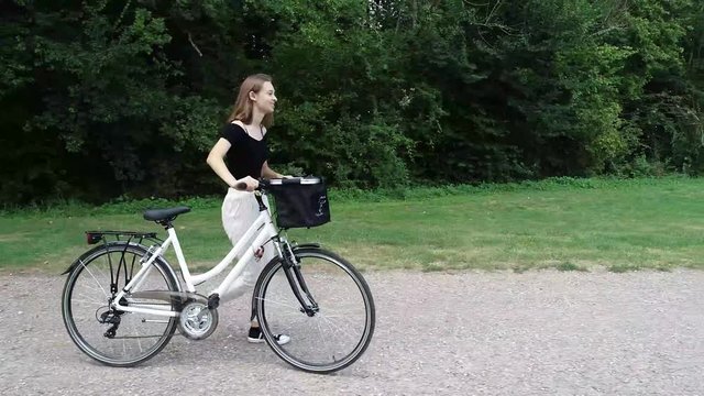 Fille qui pousse son v&eacute;lo 