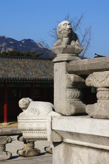 Fototapeta premium Vertical shot of stone statues at a historic site in South Korea