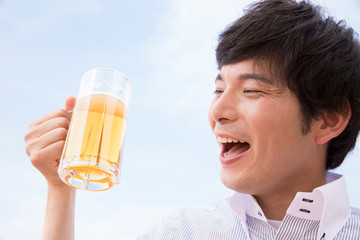 ビールを飲む男性