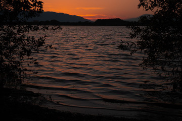 夕焼けの水面