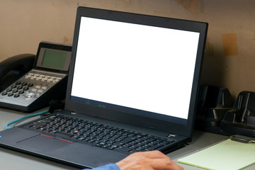 Fototapeta premium マウスを操作する男性の手 ノートパソコン コピースペース