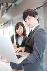 打ち合わせするビジネスマンとＯＬ