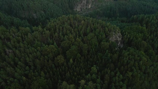 Fels in Landschaft mit Wald und Dorf am Abend im Elbsandsteingebirge, S&auml;chsische Schweiz