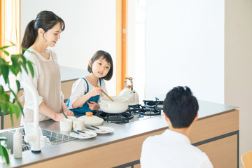 料理する親子　子育てイメージ