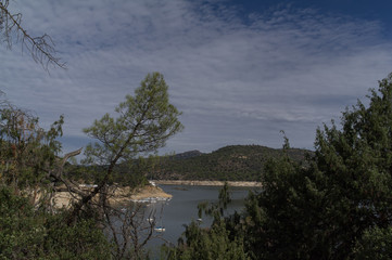 krajobraz jezioro góry niebo drzewa chmury woda 
