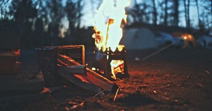 キャンプでの焚き火の風景