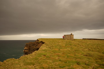 budynek na klifie ,klif , ocean , Irlandia 