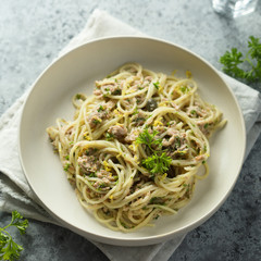 Pasta with tuna, lemon and capers