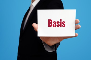 Basis. Geschäftsmann im Anzug zeigt Karte mit Text. Mann isoliert vor Hintergrund (blau)