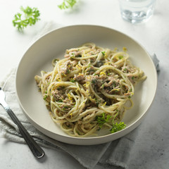 Pasta with tuna, lemon and capers