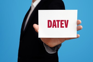 DATEV. Geschäftsmann im Anzug zeigt Karte mit Text. Mann isoliert vor Hintergrund (blau)