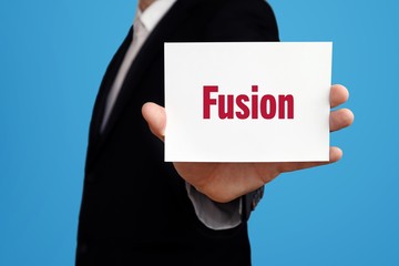 Fusion. Geschäftsmann im Anzug zeigt Karte mit Text. Mann isoliert vor Hintergrund (blau)