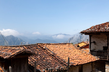 Fototapeta na wymiar Tejados tradicionales de un pueblo de Asturias, Quirós, con la montaña al fondo