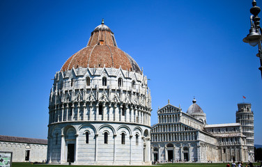 Il Battistero di San Giovanni a Pisa in Piazza dei Miracoli, il Duomo e la Torre pendente sullo sfondo. patrimonio dell'Unesco