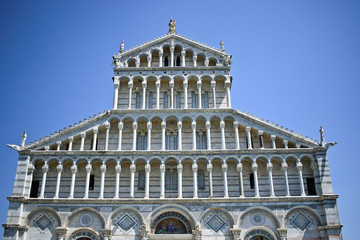 La facciata della Cattedrale di Santa Maria Assunta a Pisa in Piazza dei Miracoli  patrimonio dell'Unesco
