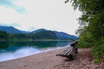 Almsee mit Bergen und Bank, Salzkammergut, Oberösterreich, Österreich