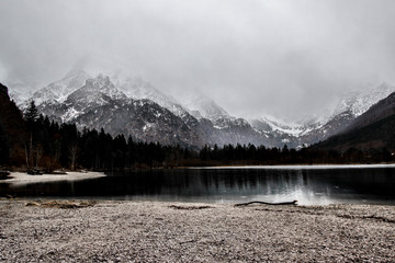 Almsee mit Bergen im Winter, Österreich, Salzkammergut 