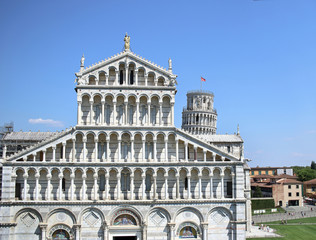 La facciata della Cattedrale di Santa Maria Assunta a Pisa in "Piazza dei Miracoli"  patrimonio dell'Unesco e sullo sfondo la Torre pendente 