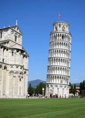 La Torre pendente in Piazza dei Miracoli, patrimonio dell'Unesco e laterale della Cattedrale di Santa Maria Assunta a Pisa  
