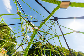 Spielgitter auf dem Spielplatz