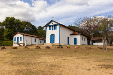 Fototapeta na wymiar igreja em povoado no interior de minas
