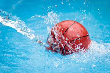 Basketball ballon splashing on water