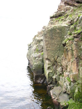 Kawałek skały przy wodzie na białym tle, Chortyca, Zaporoże, Ukraina	