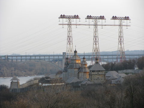 Widok na Sicz Zaporoską, z tyłu linii napięcia i most, Chortyca, Zaporoże, Ukraina