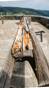 Bancos de madera envejecidos por el tiempo, carcoma y rotos, maderas viejas
