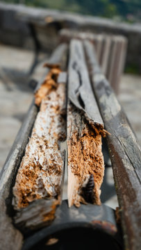Bancos de madera envejecidos por el tiempo, carcoma y rotos, maderas viejas
