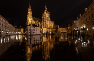 Obraz premium Ancient palace in reflection