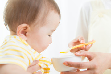 離乳食を食べる赤ちゃん